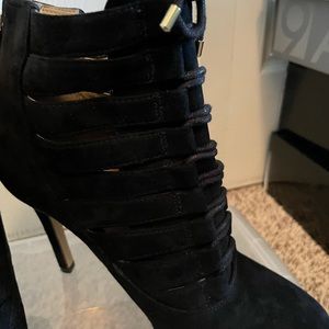 Ankle suede boots